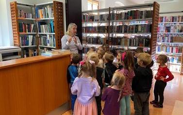 Bibliotekarka-wyjasnia-zasady-korzystania-z-biblioteki