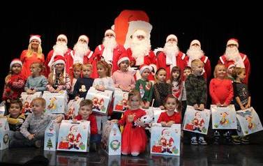 zdjęcie grupowe dzieci z mikołajem (8) (Copy)