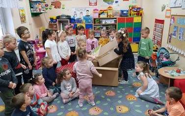 dzieci rozpakowują prezenty Rzeczyca