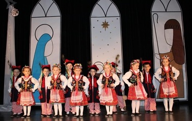 Dzieci w strojach krakowskich