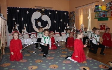 Taniec Gwiazdek w grupie Mr&oacute;wki (2)
