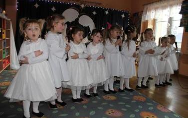 Dzieci z grupy Pszcz&oacute;łek śpiewają kolędę 2