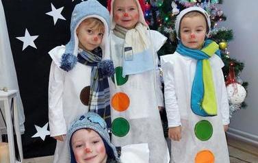 3. Bałwanki pod swoją choineczką