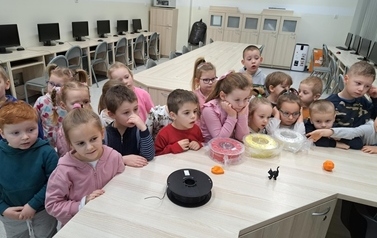 Dzieci podczas warsztat&oacute;w edukacyjnych  dot. Laboratori&oacute;w przyszłości (7) (1024x768)