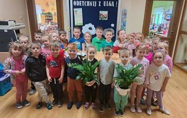 Dzieci z oddziału Biedronek sadzą skrzydłokwiaty (1)