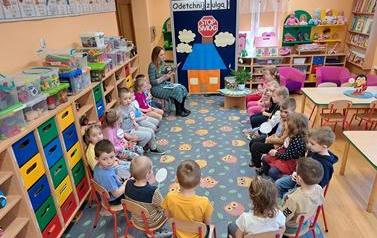 Dzieci z oddziału Biedronek podczas zajęć- Odetchnij z ulgą (1)