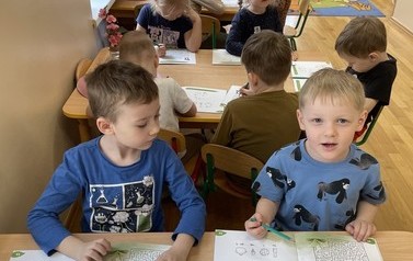 Dzieci wykonują zadanie polegające na przejściu przez labirynt do skrzydłokwiata