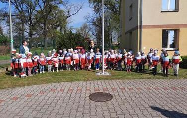 Śpiewanie Hymnu Polski przez dzieci z PP w Grębocicach