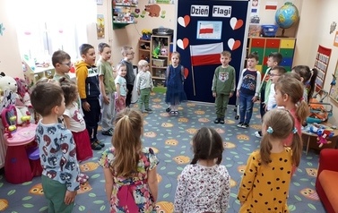 Stokrotki śpiewają hymn