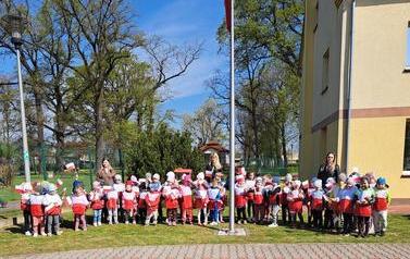 Przedszkolaki śpiewają hymn