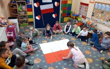Dzień Flagi układają Stokrotki