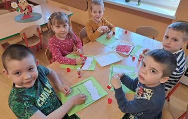 Biedronki z pracami plastycznymi-flaga (3)
