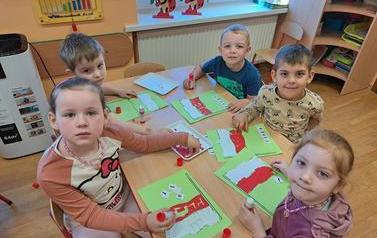 Biedronki z pracami plastycznymi-flaga (2)