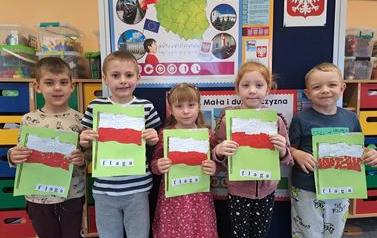 Biedronki z pracami plastycznymi-flaga (1)