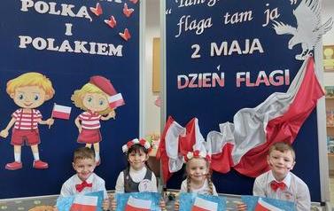 5 Dzieci prezentują prace plastyczne