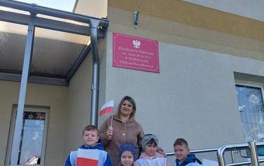 1 Zdjęcie oddziału Krasnoludki pod flagą w Krzydłowicach