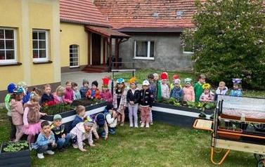 Warzywniak dzieci z oddział&oacute;w Mr&oacute;wki i Pszcz&oacute;łki (21)
