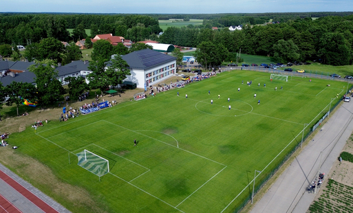 Zdjęcie do Sportowe święto w Rzeczycy: Boisko przy Szkole Podstawowej otwarte po remoncie