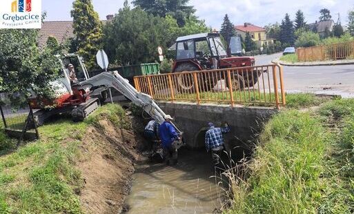 Zdjęcie do Lepszy odpływ wody i większe bezpieczeństwo mieszkańc&oacute;w. Trwają prace przy rowach melioracyjnych w Kwielicach