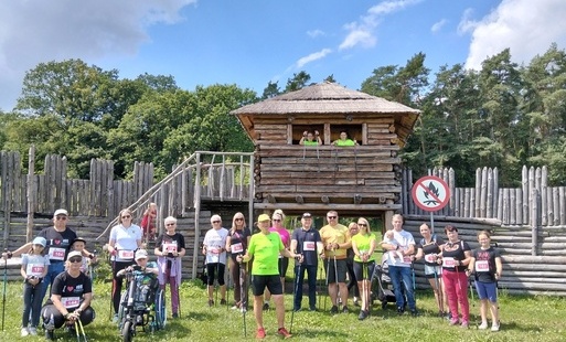Zdjęcie do Aktywna sobota w Obiszowie. Nordic Walking połączył mieszkańc&oacute;w i gości podczas Festiwalu