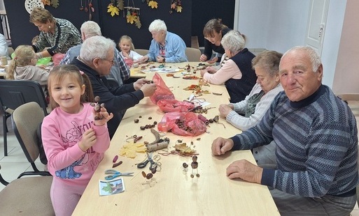 Zdjęcie do Październik pełen ciepła &ndash; międzypokoleniowe spotkanie dzieci i senior&oacute;w