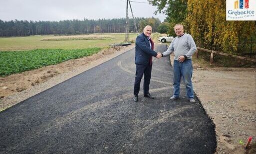 Zdjęcie do Nowy asfalt i wygodniejszy dojazd. Trwa przebudowa drogi w Rzeczycy